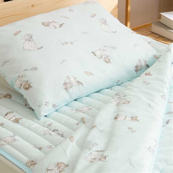 iellio（イエリオ）の「ピーターラビット　洗いざらしミャオマーチ（敷パッド）」｜ブルー