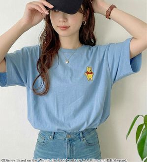 BELLUNA（ベルーナ）の「＜Disney＞【プー】胸元刺しゅうボックスシルエットTシャツ（Tシャツ）」｜スカイブルー