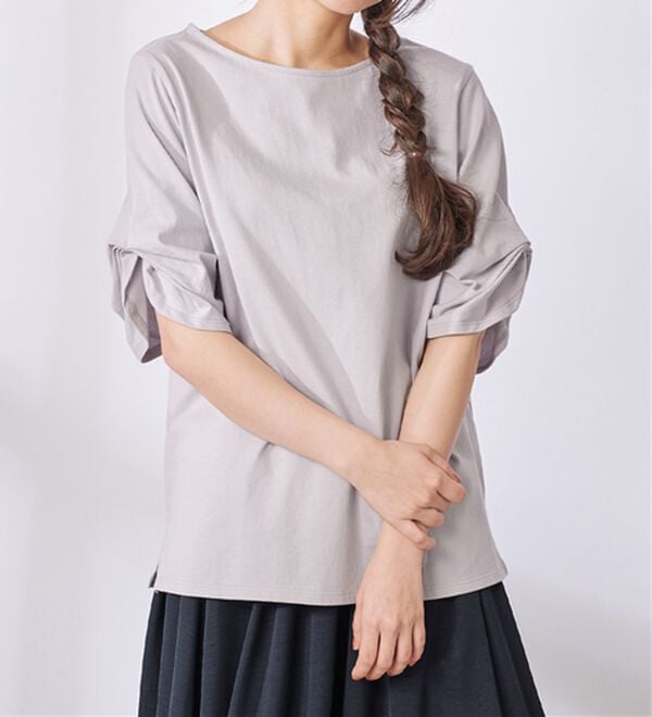 Viola e Viola（ヴィオラ エ ヴィオラ）の「綿１００％袖タックＴシャツ（Tシャツ）」｜ラベンダーグレー