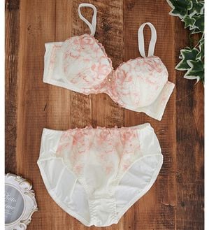 LAVIENNE（ラヴィエンヌ）の「大人のプチプラブラ＆ショーツ（ブラジャー＆ショーツセット）」｜イエロー系線描きレース