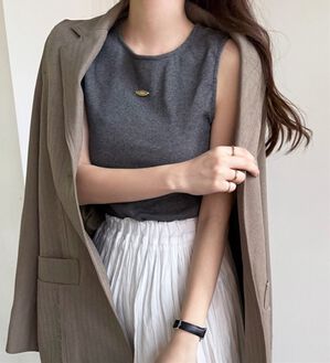 GeeRA（ジーラ）の「ロゴプレートデザインタンクトップ（タンクトップ・キャミソール）」｜グレー