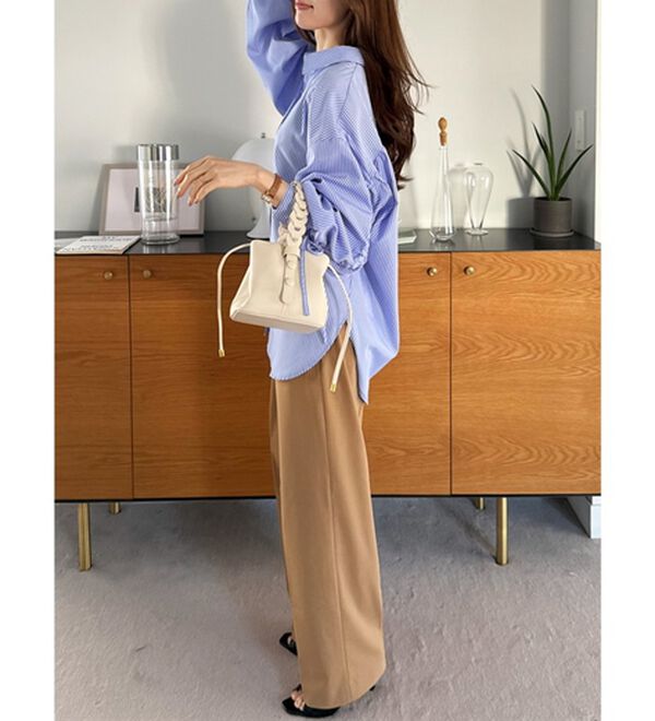 GeeRA（ジーラ）の「バックギャザー＆リボンデザインシャツ（シャツ）」｜詳細画像