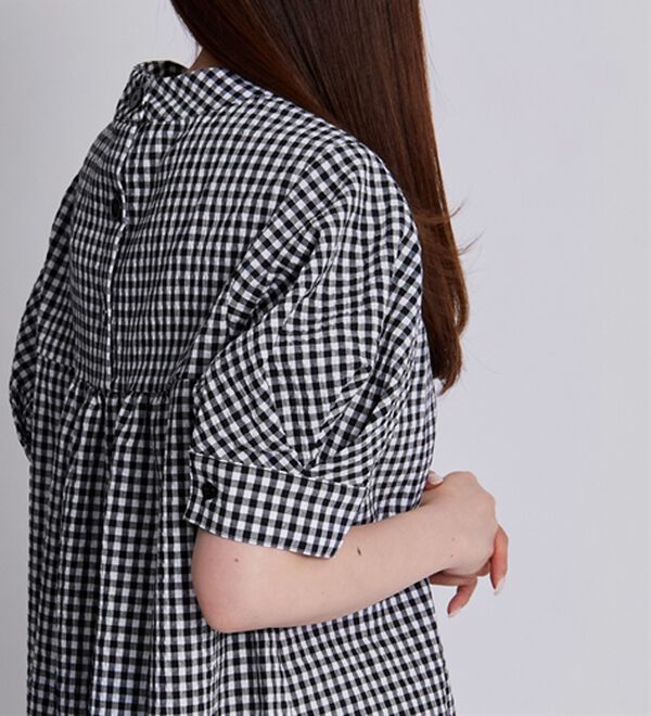 BELLUNA（ベルーナ）の「サッカー素材後ろボタンデザインブラウス（ブラウス）」｜詳細画像