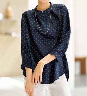 BELLUNA（ベルーナ）の「前ボタンデザイン小紋柄ブラウス（ブラウス）」｜詳細画像