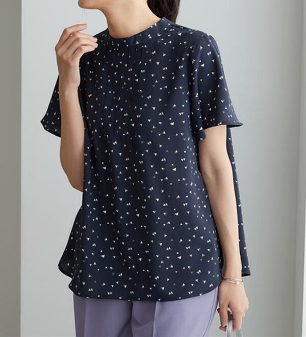 BELLUNA（ベルーナ）の「小紋柄タック使い袖フレアーブラウス（ブラウス）」｜詳細画像