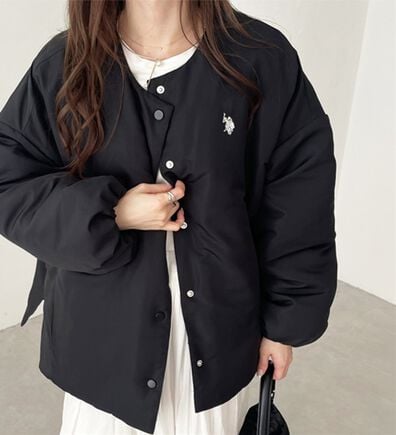 GeeRA（ジーラ）の「【U.S. POLO ASSN.】 ノーカラー中わたブルゾン（ハーフコート）」