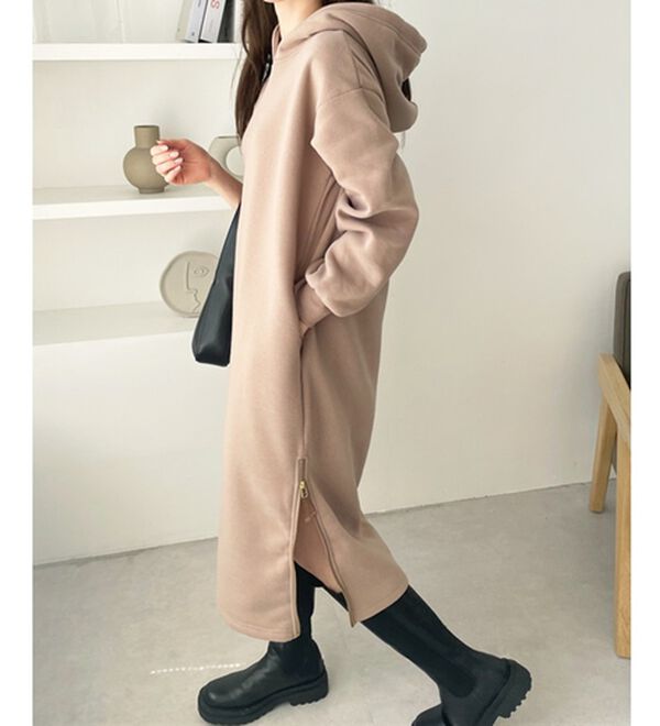 GeeRA（ジーラ）の「裏起毛裾ファスナーパーカーワンピース（カットソーワンピース）」｜モカベージュ