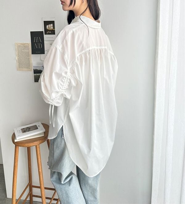 GeeRA（ジーラ）の「バックギャザー＆リボンデザインシャツ（シャツ）」｜詳細画像