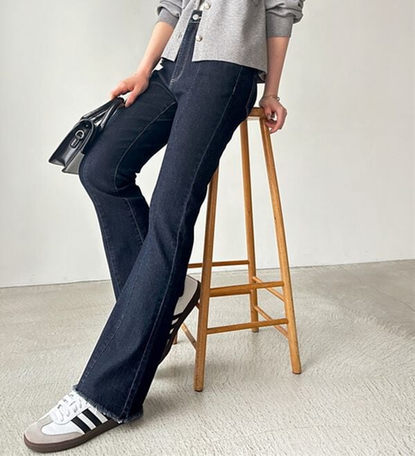 GeeRA（ジーラ）の「センターシームフレアデニムパンツ（フルレングスパンツ）」｜詳細画像