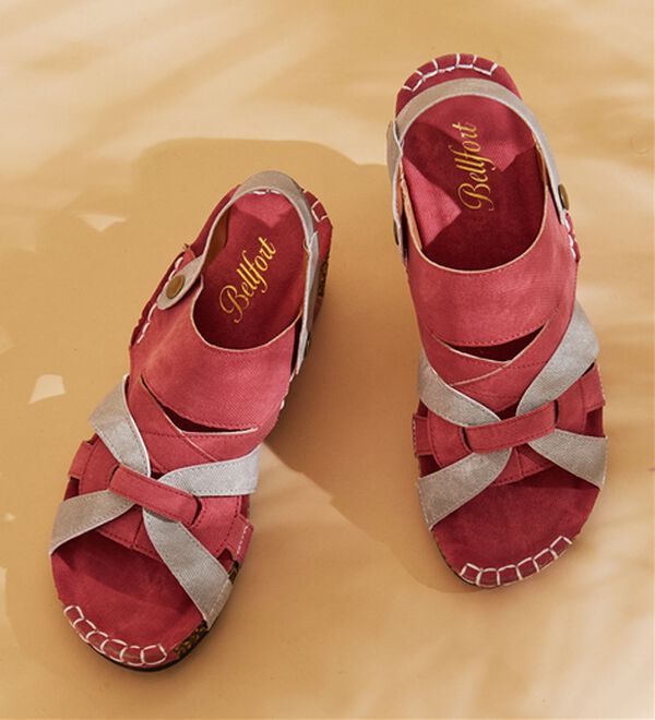 BELLUNA（ベルーナ）の「【３Ｅ／４Ｅ選べる】フットベットウェッジサンダル（サンダル・ミュール）」｜レッド