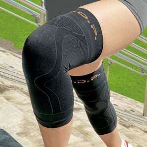 「勝野式　ひざ軽さん（左右セット）（サポーター・肩腰膝ケア）」｜ブラック