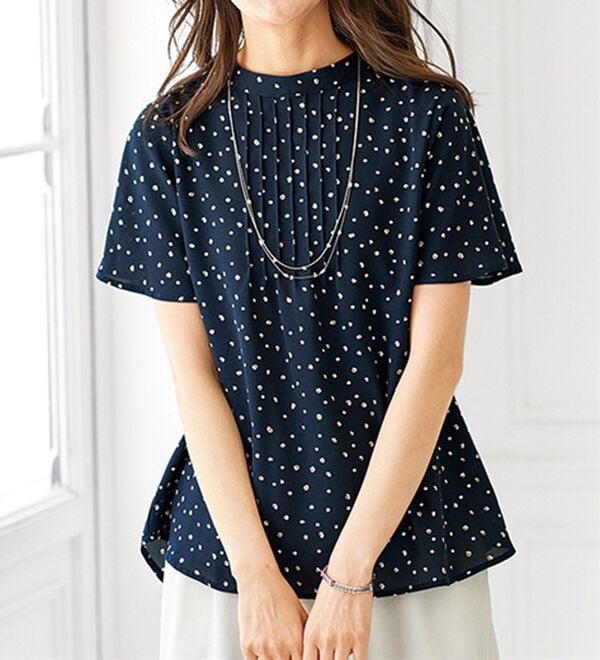 BELLUNA（ベルーナ）の「タック使い袖フレアーブラウス（ブラウス）」｜ネイビー系小紋柄