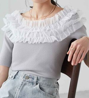 RANAN（ラナン）の「チュールフリルオフショルニット（ニット・セーター）」｜グレー／ホワイト