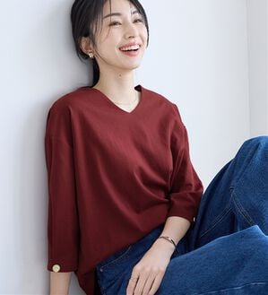 Viola e Viola（ヴィオラ エ ヴィオラ）の「着痩せを纏う！袖ゴールドボタン７分袖Ｖネックトップス（カットソー）」｜ボルドー