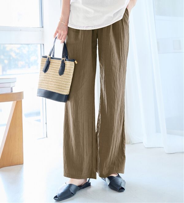 Viola e Viola（ヴィオラ エ ヴィオラ）の「マイナス３キロ魅せ　さらさらイージーフレアパンツ（フルレングスパンツ）」｜カーキ