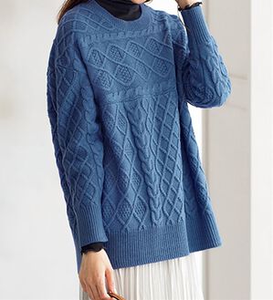 BELLUNA（ベルーナ）の「ゆったり着映える♪ケーブル柄編地変化セーター（ニット・セーター）」｜ブルー