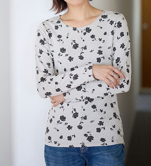 LAVIENNE（ラヴィエンヌ）の「【医師オススメ】綿１００％吸湿発熱あったかインナー　クルーネックインナー長袖（肌着・インナーウェア）」｜グレー系花柄