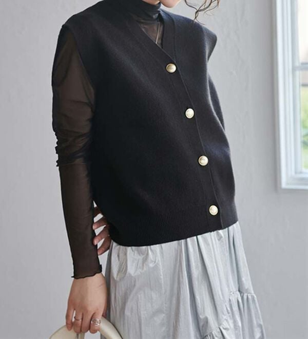 RANAN（ラナン）の「【ムースタッチ】洗える！ゴールド調ボタンニットベスト（ベスト）」｜ブラック