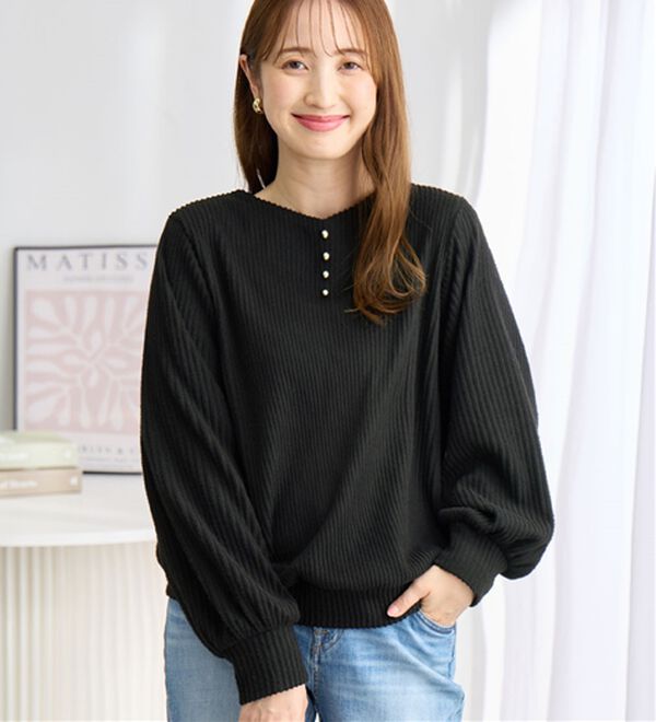 alotta（アロッタ）の「ふんわりリブニットソー金ボタントップス（カットソー）」｜ブラック
