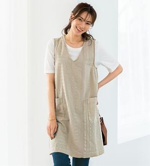 BELLUNA（ベルーナ）の「綿麻ドビー素材ジャンスカエプロン（ジャンパースカート）」｜グレージュ