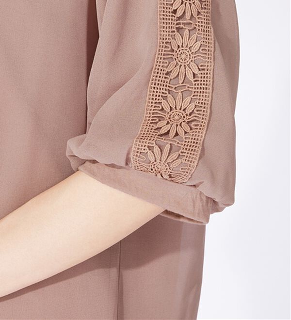 BELLUNA（ベルーナ）の「花柄レースシフォン重ねプルオーバー（カットソー）」｜詳細画像