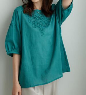 BELLUNA（ベルーナ）の「華やかモチーフレースデザインブラウス（ブラウス）」｜エメラルドグリーン