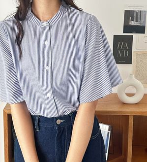 GeeRA（ジーラ）の「フレアー袖バンドカラーブラウス（ブラウス）」｜ブルー系ストライプ