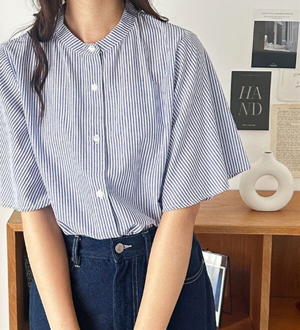 GeeRA（ジーラ）の「フレアー袖バンドカラーブラウス（ブラウス）」｜ブルー系ストライプ