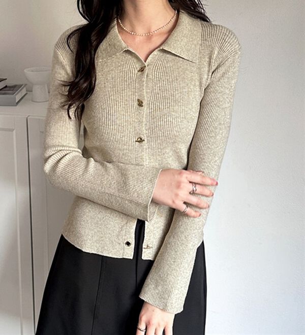 GeeRA（ジーラ）の「ゴールドボタンポロ衿リブニットトップス（ニットカーディガン）」｜詳細画像