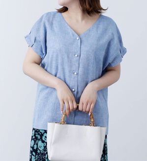 BELLUNA（ベルーナ）の「綿麻シャンブレー袖タックブラウス（ブラウス）」｜サックス