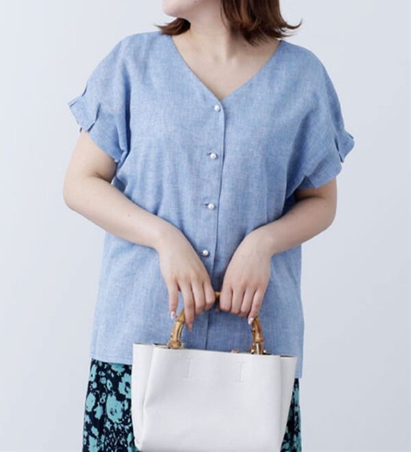 BELLUNA（ベルーナ）の「綿麻シャンブレー袖タックブラウス（ブラウス）」｜サックス