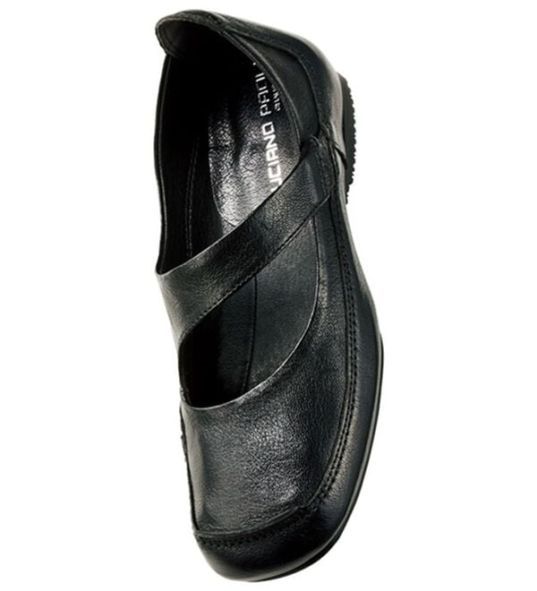 BELLUNA（ベルーナ）の「牛革ベルトスリッポンシューズ（パンプス）」｜ブラック