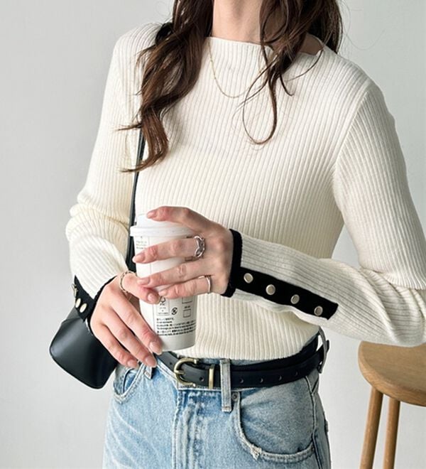 GeeRA（ジーラ）の「袖口ボタン配色ボートネックリブニット（ニット・セーター）」｜詳細画像