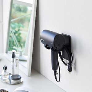 iellio（イエリオ）の「タワー　ウォール角度調節ドライヤーホルダー＜ｔｏｗｅｒ山崎実業＞（洗面用品）」｜ブラック