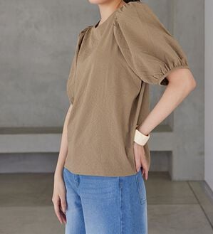 RANAN（ラナン）の「ひんやり！サッカー素材袖ボリュームブラウス（ブラウス）」｜モカ