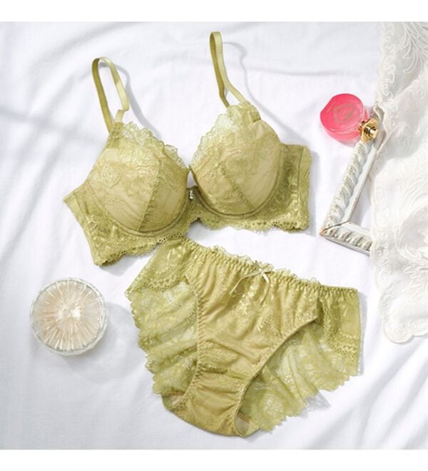 YU'NOW（ユナウ）の「上向きバストの美谷間ブラ＆ショーツ（ブラジャー＆ショーツセット）」｜カーキ