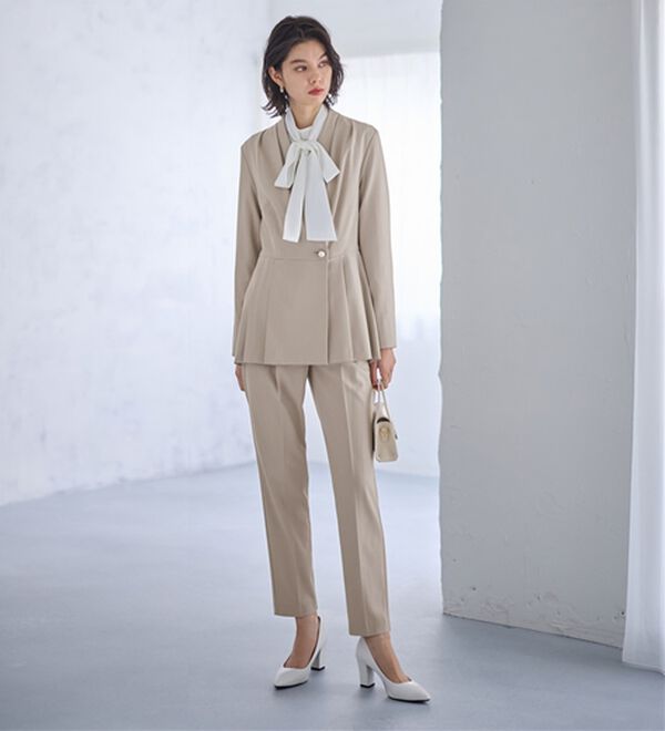 GeeRA（ジーラ）の「【２点セット】パールボタンペプラムプリーツテーパードセットアップ（パンツスーツ）」｜詳細画像