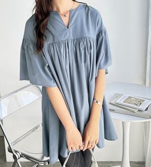 GeeRA（ジーラ）の「フレアー袖キーネックブラウス（ブラウス）」｜ブルー