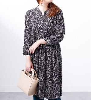 BELLUNA（ベルーナ）の「レーヨンツイル素材ドロスト使いワンピース（その他ワンピース）」｜黒系花柄