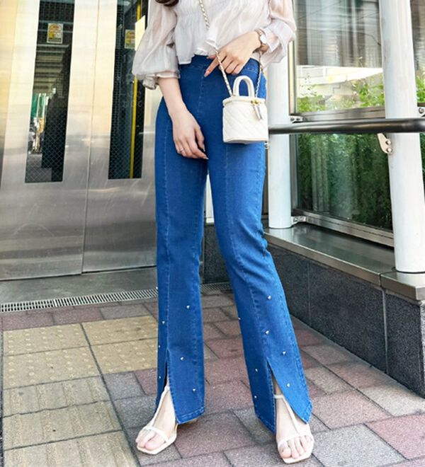 GeeRA（ジーラ）の「ハートスタッズ付フレアーパンツ（フルレングスパンツ）」｜ブルー