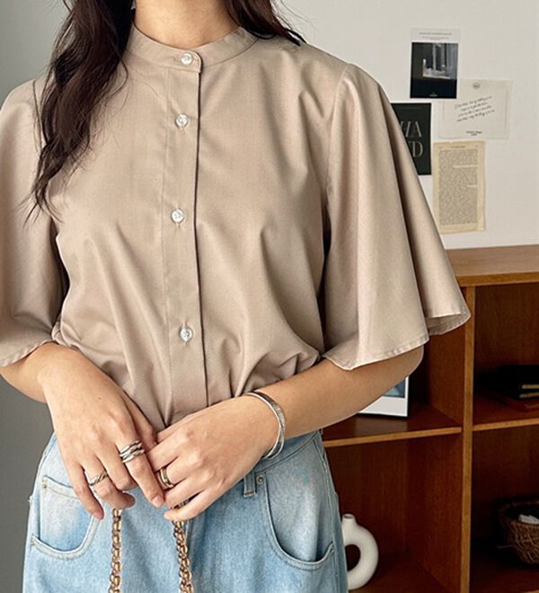 GeeRA（ジーラ）の「フレアー袖バンドカラーブラウス（ブラウス）」｜ベージュ