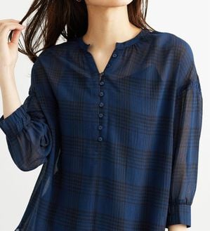 BELLUNA（ベルーナ）の「シャリ感シアー素材多ボタンチュニック（チュニック）」｜詳細画像