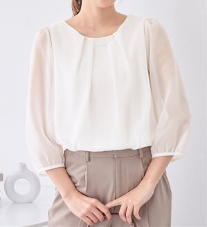 alotta（アロッタ）の「【５つの機能付】ひんやり！アクセ付シフォンタックブラウス（ブラウス）」｜オフホワイト