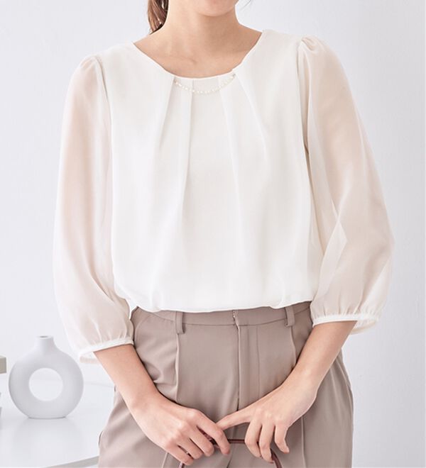 alotta（アロッタ）の「【５つの機能付】ひんやり！アクセ付シフォンタックブラウス（ブラウス）」｜オフホワイト