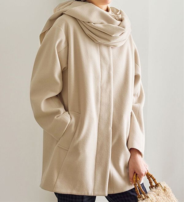 VINNO（ヴィノ）の「フーディストール付スタンドカラーコート（ハーフコート）」｜グレージュ