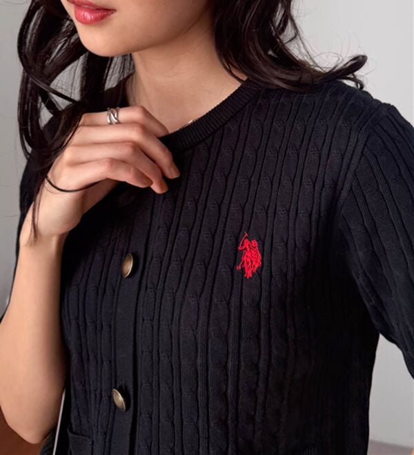 RANAN（ラナン）の「＜Ｕ．Ｓ．ＰＯＬＯ　ＡＳＳＮ．＞ゴールドボタン半袖刺繍ケーブルニットカーディガン（ニットカーディガン）」｜ブラック