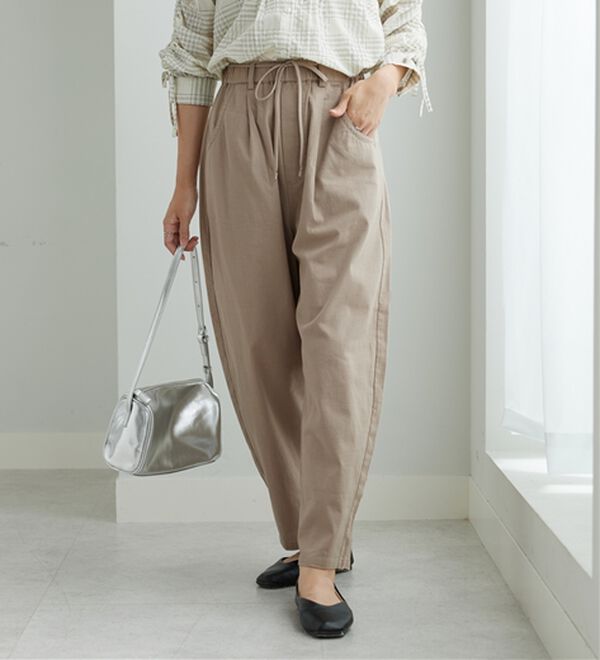 BELLUNA（ベルーナ）の「綿スラブ素材タックデザインコクーンパンツ（フルレングスパンツ）」｜詳細画像