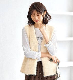 BELLUNA（ベルーナ）の「ふんわり贅沢シャギー素材ペプラムベスト（ベスト）」｜アイボリー