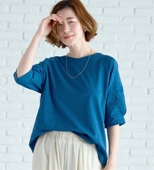 BELLUNA（ベルーナ）の「袖刺しゅうデザインＶネックプルオーバー（カットソー）」｜詳細画像