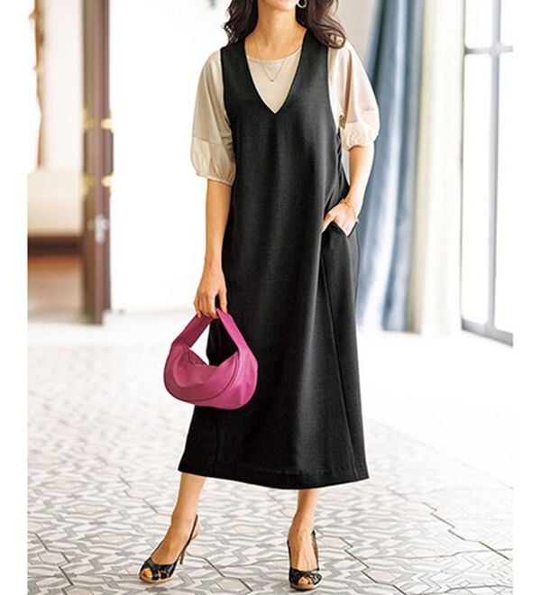 BELLUNA（ベルーナ）の「サラリ麻調素材Ｖネックジャンパードレス（ジャンパースカート）」｜黒